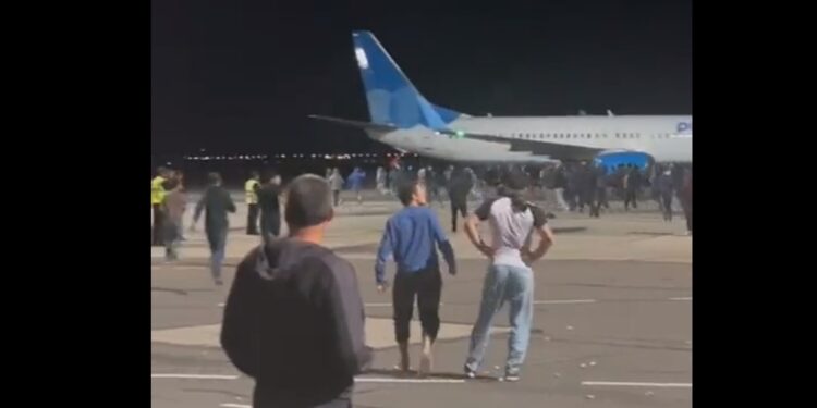 Πλήθος εισβάλει στο αεροδρόμιο του Νταγκεστάν της Ρωσικής Ομοσπονδίας αναζητώντας «Εβραίους» μετά την άφιξη πτήσης από το Τελ Αβίβ (φωτ.: twitter.com/maxseddon)