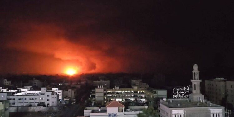 Εκρήξεις και φωτιές στη Γάζα από τα ισραηλινά αεροπορικά πλήγματα (φωτ.: twitter.com/Timesofgaza)