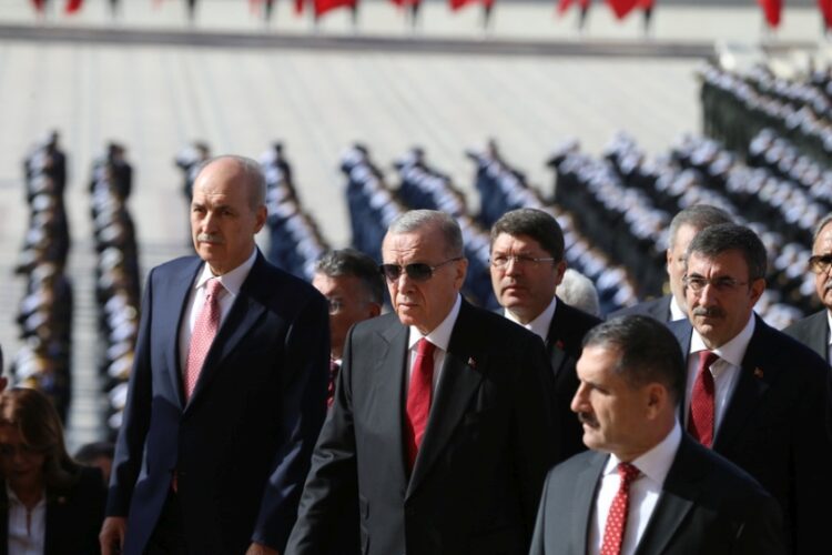 Ο Τούρκος πρόεδρος στο μαυσωλείο του Μουσταφά Κεμάλ, στην Άγκυρα, για τα 100 χρόνια της Τουρκικής Δημοκρατίας (φωτ.: 
EPA/NECATI SAVAS)