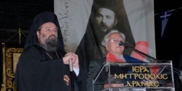 Ο μακαριστός μητροπολίτης Δράμας Παύλος και ο αείμνηστος Χρόνης Αηδονίδης, το Σεπτέμβριο του 2009,  σε εκδήλωση που συνδιοργανώθηκε με τη Θρακική Εστία Δράμας (φωτ.: facebook.com/ampxa)