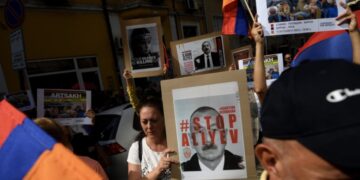 Αρμένιοι διαμαρτύρονται στη Σόφια, στη Βουλγαρία, κατά της στρατιωτικής επιχείρησης του Αζερμπαϊτζάν στο Αρτσάχ (φωτ.: EPA/Vassil Donev)