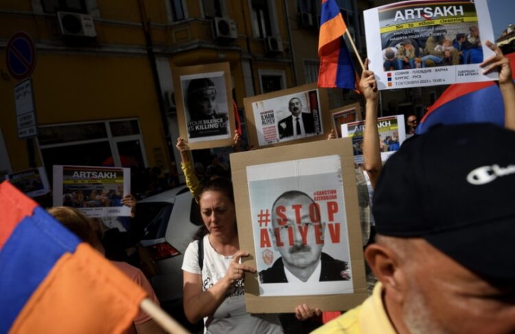 Αρμένιοι διαμαρτύρονται στη Σόφια, στη Βουλγαρία, κατά της στρατιωτικής επιχείρησης του Αζερμπαϊτζάν στο Αρτσάχ (φωτ.: EPA/Vassil Donev)