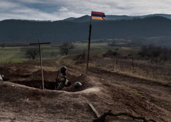 Αρμένιος στρατιώτης στη μεθόριο μεταξύ Αρμενίας και Αζερμπαϊτζάν (φωτ. αρχείου: EPA/Christophe Petit Tesson)