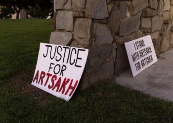 Πανό που αναγράφουν «Δικαιοσύνη για το Αρτσάχ» και «Είμαι στο πλευρό του Αρτσάχ για το Αρτσάχ» κείτονται στο έδαφος μετά από διαμαρτυρία σε μνημείο Μαρτύρων της Αρμενικής Γενοκτονίας στην Καλιφόρνια των ΗΠΑ για τη στρατιωτική επιχείρηση του Αζερμπαϊτζάν (φωτ.: EPA/Etienne Laurent)