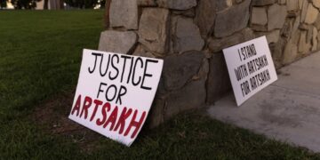 Πανό που αναγράφουν «Δικαιοσύνη για το Αρτσάχ» και «Είμαι στο πλευρό του Αρτσάχ για το Αρτσάχ» κείτονται στο έδαφος μετά από διαμαρτυρία σε μνημείο Μαρτύρων της Αρμενικής Γενοκτονίας στην Καλιφόρνια, για τη στρατιωτική επιχείρηση του Αζερμπαϊτζάν (φωτ.: EPA / Etienne Laurent)