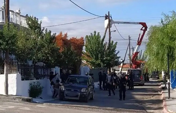 Συνεργείο του ΔΕΔΔΗΕ κατά τη διάρκεια της αστυνομικής επιχείρησης στον Ασπρόπυργο αφαίρεσε καλώδια από σπίτια (φωτ.: Ελληνική Αστυνομία)
