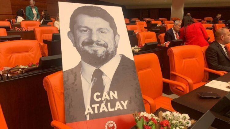 Φωτογραφία του Τζαν Αταλάι στα έδρανα της Τουρκικής Εθνοσυνέλευσης, μετά την απόφαση του Συνταγματικού Δικαστηρίου, που έκρινε παράνομη τη φυλάκισή του (φωτ.: Χ/Özgür Çelik)