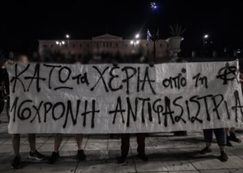 Στιγμιότυπο από συγκέντρωση αλληλεγγύης στην τραυματισμένη 16χρονη, στο κέντρο της Αθήνας (φωτ.: EUROKINISSI/Κώστας Τζούμας)