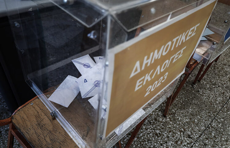 Κάλπη σε εκλογικό τμήμα του Νέου Κόσμου Αττικής (φωτ.: EUROKINISSI / Κώστας Τζούμας)