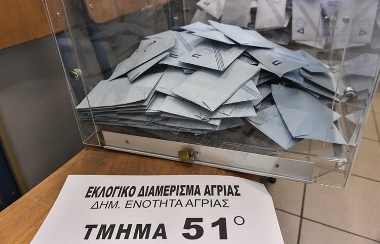 Κάλπη για τις περιφερειακές εκλογές σε εκλογικό τμήμα της Αγριάς Βόλου (φωτ.: EUROKINISSI / Βασίλης Οικονόμου)