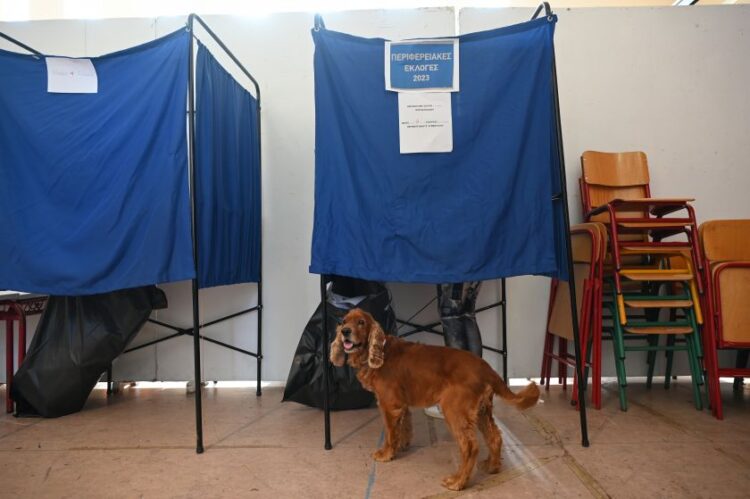 Στιγμιότυπο από τον α' γύρο των δημοτικών και περιφερειακών εκλογών σε τμήμα της Κηφισιάς, στην Αττική 
(φωτ.: Μιχάλης Καραγιάννης/EUROKINISSI)
