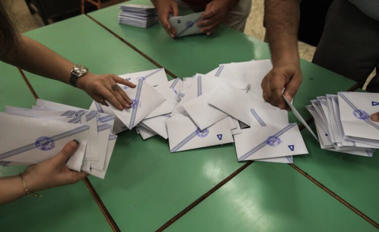 Καταμέτρηση ψήφων σε εκλογικό κέντρο (φωτ.: EUROKINISSI/Γιάννης Παναγόπουλος)