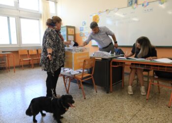 Μια ψηφοφόρος μαζί με το σκυλάκι της, το οποίο δυστυχώς δεν είχε δικαίωμα ψήφου (φωτ.:EUROKINISSI/Γιάννης Παναγόπουλος)
