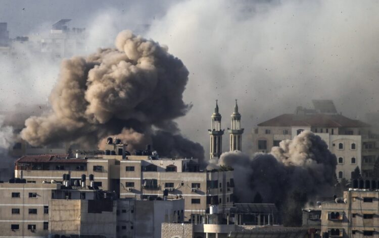 Καπνός υψώνεται μετά από ισραηλινό πλήγμα σε γειτονιά της Γάζας (φωτ.: EPA/Mohammed Saber)