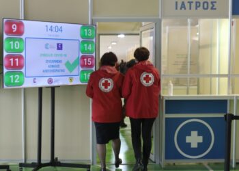 Στελέχη του Ερυθρού Σταυρού σε εμβολιαστικό κέντρο (φωτ. αρχείου: EUROKINISSI/Γιάννης Παναγόπουλος)