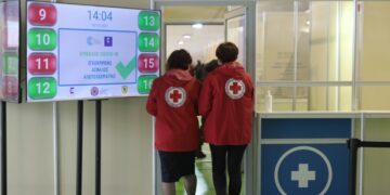 Στελέχη του Ερυθρού Σταυρού σε εμβολιαστικό κέντρο (φωτ. αρχείου: EUROKINISSI/Γιάννης Παναγόπουλος)