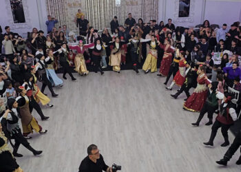 To χορευτικό της Ένωσης Ποντίων Αμβούργου και περιχώρων στη γιορτή για τα 45 χρόνια του σωματείου (φωτ.: Facebook / Enosi Pontion Ambourgo)
