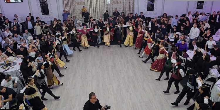 To χορευτικό της Ένωσης Ποντίων Αμβούργου και περιχώρων στη γιορτή για τα 45 χρόνια του σωματείου (φωτ.: Facebook / Enosi Pontion Ambourgo)