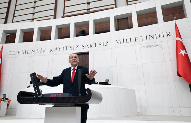 Ο Ρετζέπ Ταγίπ Ερντογάν απευθύνεται στην Εθνοσυνέλευση, κατά την πρώτη συνεδρίαση για τη νέα κοινοβουλευτική περίοδο (φωτ.: Προεδρία της Δημοκρατίας της Τουρκίας)