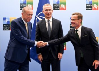Αριστερά, ο Τούρκος πρόεδρος Ρετζέπ Ταγίπ Ερντογάν δίνει το χέρι του στον Σουηδό πρωθυπουργό Ουλφ Κρίστερσον (δεξιά), ενώ στο κέντρο βρίσκεται ο γενικός γραμματέας του ΝΑΤΟ Γενς Στόλτενμπεργκ, τον περασμένο Ιούλιο, στη Λιθουανία (φωτ.: . EPA/Filip Singer/POOL)