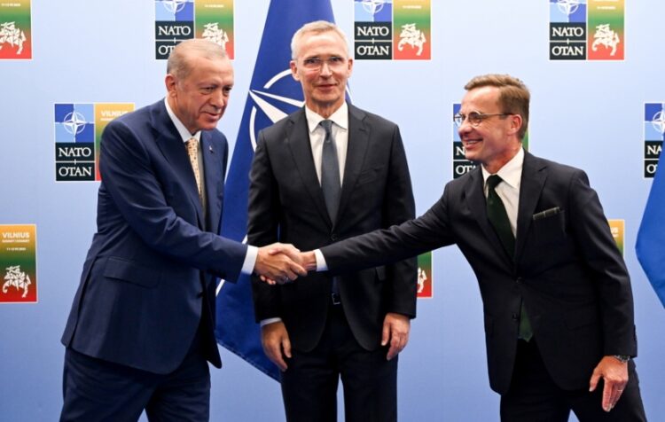 Αριστερά, ο Τούρκος πρόεδρος Ρετζέπ Ταγίπ Ερντογάν δίνει το χέρι του στον Σουηδό πρωθυπουργό Ουλφ Κρίστερσον (δεξιά), ενώ στο κέντρο βρίσκεται ο γενικός γραμματέας του ΝΑΤΟ Γενς Στόλτενμπεργκ, τον περασμένο Ιούλιο, στη Λιθουανία (φωτ.: . EPA/Filip Singer/POOL)