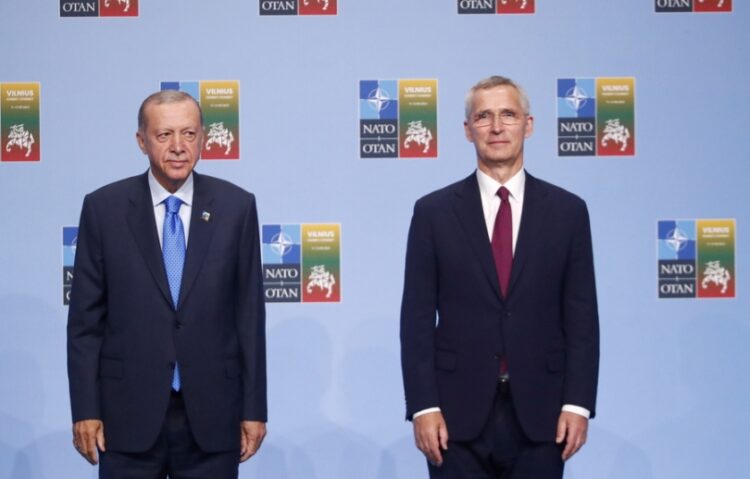 Από αριστερά, ο πρόεδρος της Τουρκίας Ρετζέπ Ταγίπ Ερντογάν και ο γενικός γραμματέας του ΝΑΤΟ Γενς Στόλτενμπεργκ, στη συνέλευση του ΝΑΤΟ στη Λιθουανία, τον περασμένο Ιούλιο (φωτ.: EPA/Toms Kalnins)