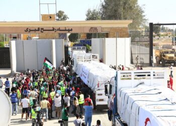 Φορτηγά με ανθρωπιστική βοήθεια εισέρχονται στη Λωρίδα της Γάζας από το πέρασμα της Ράφα (φωτ.: EPA/Khaled Elfiqi)