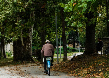 Ποδήλατο σε φθινοπωρινό σκηνικό (φωτ.: EUROKINISSI / Γιώργος Κονταρίνης)