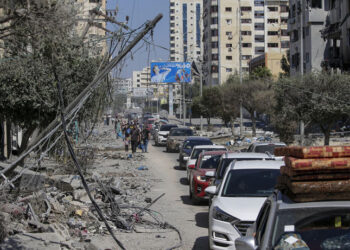 Κάτοικοι της Γάζας εγκαταλείπουν τα σπίτια τους στο πλαίσιο του τελεσιγράφου εκκένωσης από τον ισραηλινό στρατό (φωτ.: EPA / Mohammed Saber)