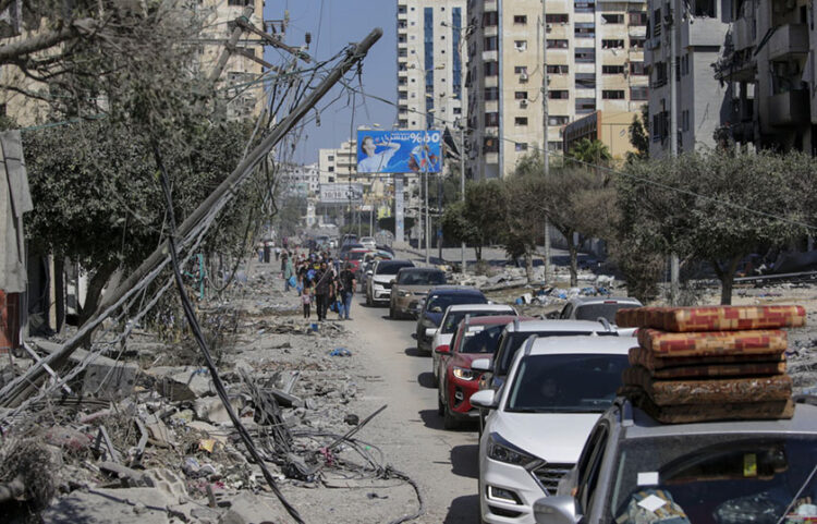 Κάτοικοι της Γάζας εγκαταλείπουν τα σπίτια τους στο πλαίσιο του τελεσιγράφου εκκένωσης από τον ισραηλινό στρατό (φωτ.: EPA / Mohammed Saber)