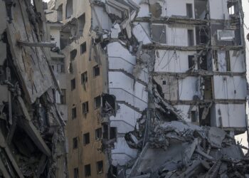 Ισοπεδωμένες πολυκατοικίες στην πόλη της Γάζας, για την οποία υπάρχει εντολή εκκένωσης από τον ισραηλινό στρατό (φωτ.: EPA / Mohammed Saber)