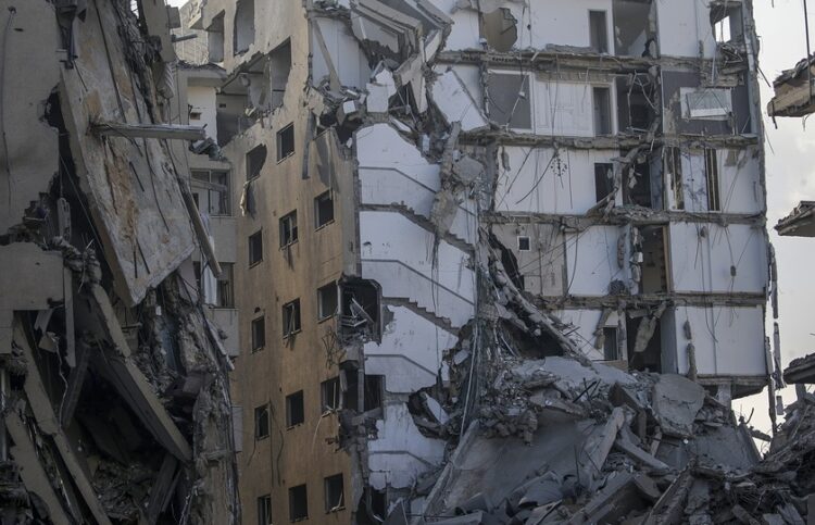 Ισοπεδωμένες πολυκατοικίες στην πόλη της Γάζας, για την οποία υπάρχει εντολή εκκένωσης από τον ισραηλινό στρατό (φωτ.: EPA / Mohammed Saber)