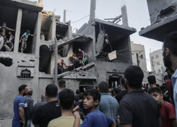 Παλαιστίνιοι αναζητούν επιζώντες και σορούς σε κατεστραμμένο από τους αεροπορικούς βομβαρδισμούς κτήριο στην πόλη Χαν Γιουνίς (φωτ.: EPA / Haitham Imad)