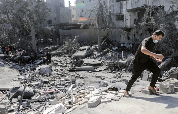Παλαιστίνιος αναζητά επιζώντες και νεκρούς στα συντρίμμια πολυκατοικίας που βομβαρδίστηκε στη Χαν Γιουνίς, στο νότο της Λωρίδας της Γάζας (φωτ.: EPA / Haitham Imad)