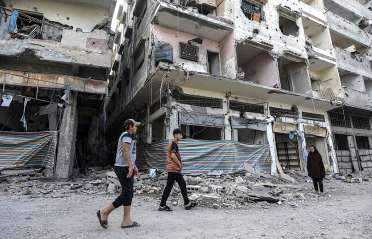 Ισοπεδωμένες πολυκατοικίες στην πόλη της Γάζας (φωτ.: EPA / Mohammed Saber)
