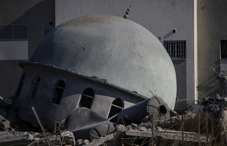 Κατεστραμμένο τζαμί στη Γάζα μετά την αεροπορική επιδρομή των Ισραηλινών (φωτ.: EPA / Mohammed Saber)