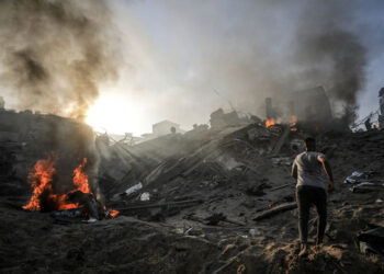 Παλαιστίνιοι αναζητούν επιζώντες και νεκρούς στα συντρίμμια, μετά από αεροπορικό χτύπημα του Ισραήλ στη Γάζα (φωτ.: EPA / Mohammed Saber)