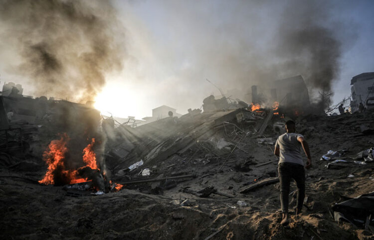 Παλαιστίνιοι αναζητούν επιζώντες και νεκρούς στα συντρίμμια, μετά από αεροπορικό χτύπημα του Ισραήλ στη Γάζα (φωτ.: EPA / Mohammed Saber)