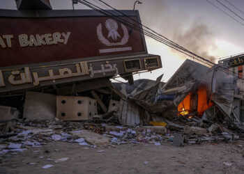 Βομβαρδισμένος φούρνος σε δομή προσωρινής φιλοξενίας προσφύγων στο κέντρο της Λωρίδας της Γάζας (φωτ.: EPA / Mohammed Saber)