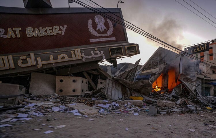 Βομβαρδισμένος φούρνος σε δομή προσωρινής φιλοξενίας προσφύγων στο κέντρο της Λωρίδας της Γάζας (φωτ.: EPA / Mohammed Saber)