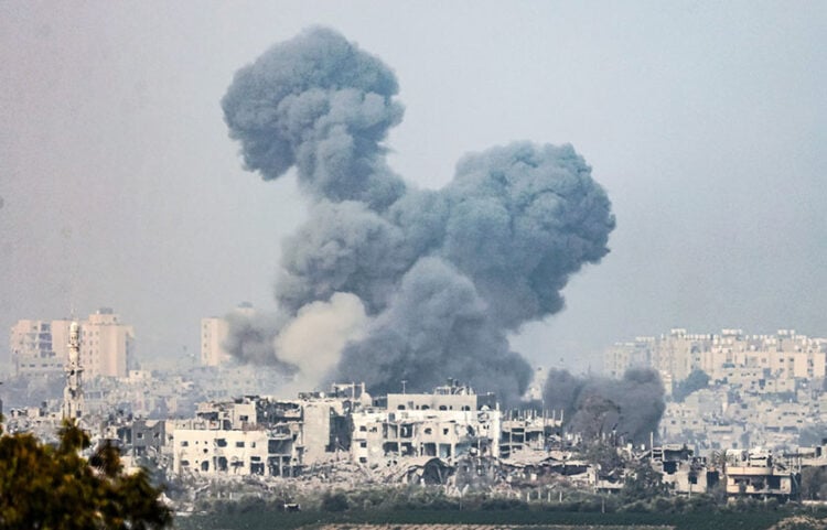 Συνεχίζονται οι ισραηλινοί βομβαρδισμοί στη Λωρίδα της Γάζας (φωτ.: EPA / Hannibal Hanschke)