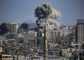 Καπνός υψώνεται πάνω από τη Γάζα μετά από ισραηλινούς βομβαρδισμούς στην περιοχή (φωτ.: EPA/Mohammed Saber)