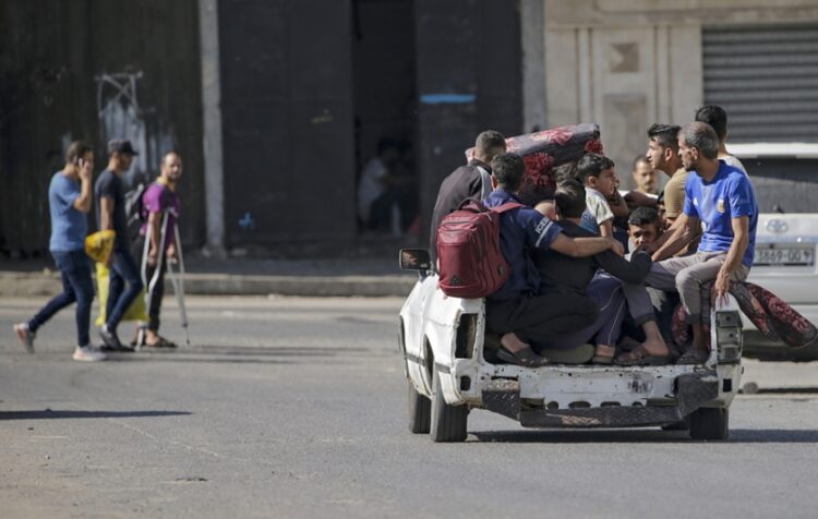 Κάτοικοι των βόρειων περιοχών της Γάζας φεύγουν με κάθε μέσο από την περιοχή  (φωτ.: EPA / Mohammed Saber)