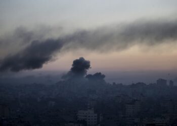 Καπνός υψώνεται μετά τα ισραηλινά χτυπήματα στο βόρειο τμήμα της Λωρίδας της Γάζας (φωτ.: EPA/Mohammed Saber)