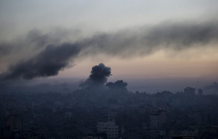 Καπνός υψώνεται μετά τα ισραηλινά χτυπήματα στο βόρειο τμήμα της Λωρίδας της Γάζας (φωτ.: EPA/Mohammed Saber)
