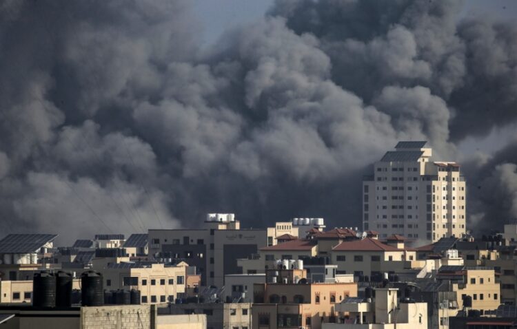 Καπνός υψώνεται πάνω από τη Λωρίδα της Γάζας μετά από ισραηλινές αεροπορικές επιδρομές (φωτ.: EPA/Mohammed Saber)