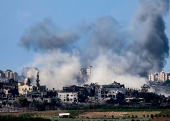 Καπνός υψώνεται πάνω από το βόρειο τμήμα της Λωρίδας της Γάζας, μετά από αεροπορική επιδρομή του Ισραήλ (φωτ.: EPA/Hannibal Hanschke)