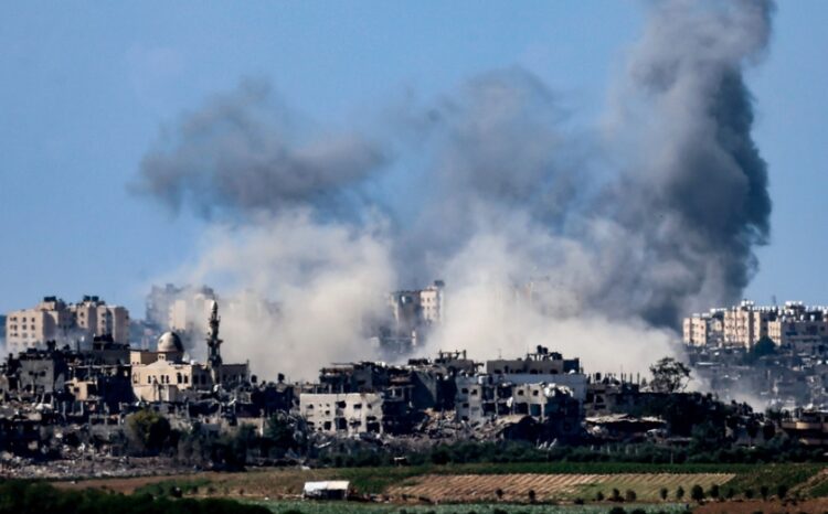 Καπνός υψώνεται πάνω από το βόρειο τμήμα της Λωρίδας της Γάζας, μετά από αεροπορική επιδρομή του Ισραήλ (φωτ.: EPA/Hannibal Hanschke)