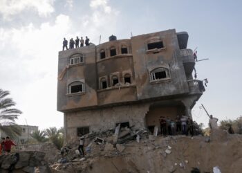 Παλαιστίνιοι αναζητούν νεκρούς και επιζώντες στα συντρίμμια κτηρίου το οποίο καταστράφηκε από χτύπημα ισραηλινής ρουκέτας σε καταυλισμό Χαν Γιουνίς (φωτ.: EPA/Haitham Imad)
