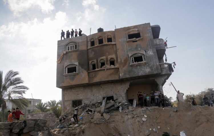 Παλαιστίνιοι αναζητούν νεκρούς και επιζώντες στα συντρίμμια κτηρίου το οποίο καταστράφηκε από χτύπημα ισραηλινής ρουκέτας σε καταυλισμό Χαν Γιουνίς (φωτ.: EPA/Haitham Imad)